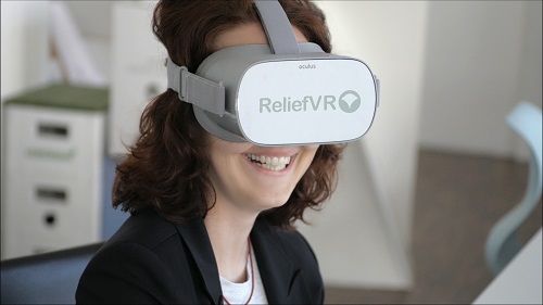 Eine Person mit VR-Brille